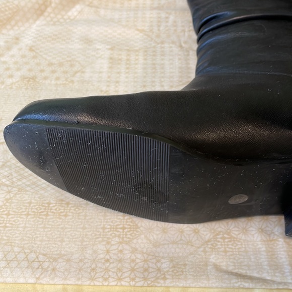 StJohns Bay women’s boots upper leather. Great condition inside and out. - Picture 8 of 12